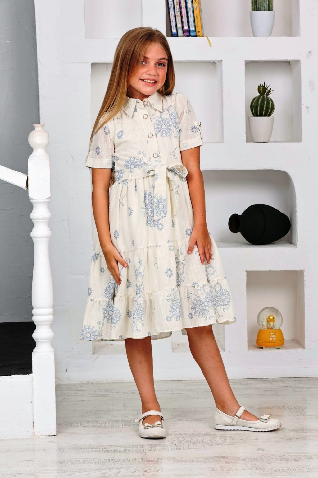 TRENDT MODA KLEID AUS LEINENSTOFF MIT BLUMENMUSTER, VORNE MIT KNÖPFEN, FÜTTERUNG UND GÜRTEL