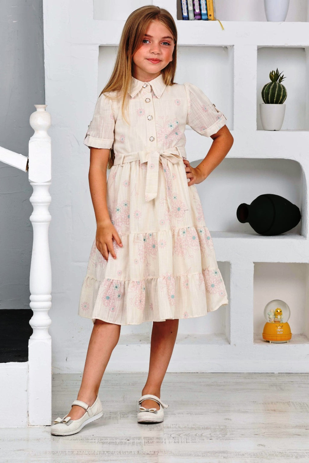 TRENDT MODA KLEID AUS LEINENSTOFF MIT BLUMENMUSTER, VORNE MIT KNÖPFEN, FÜTTERUNG UND GÜRTEL