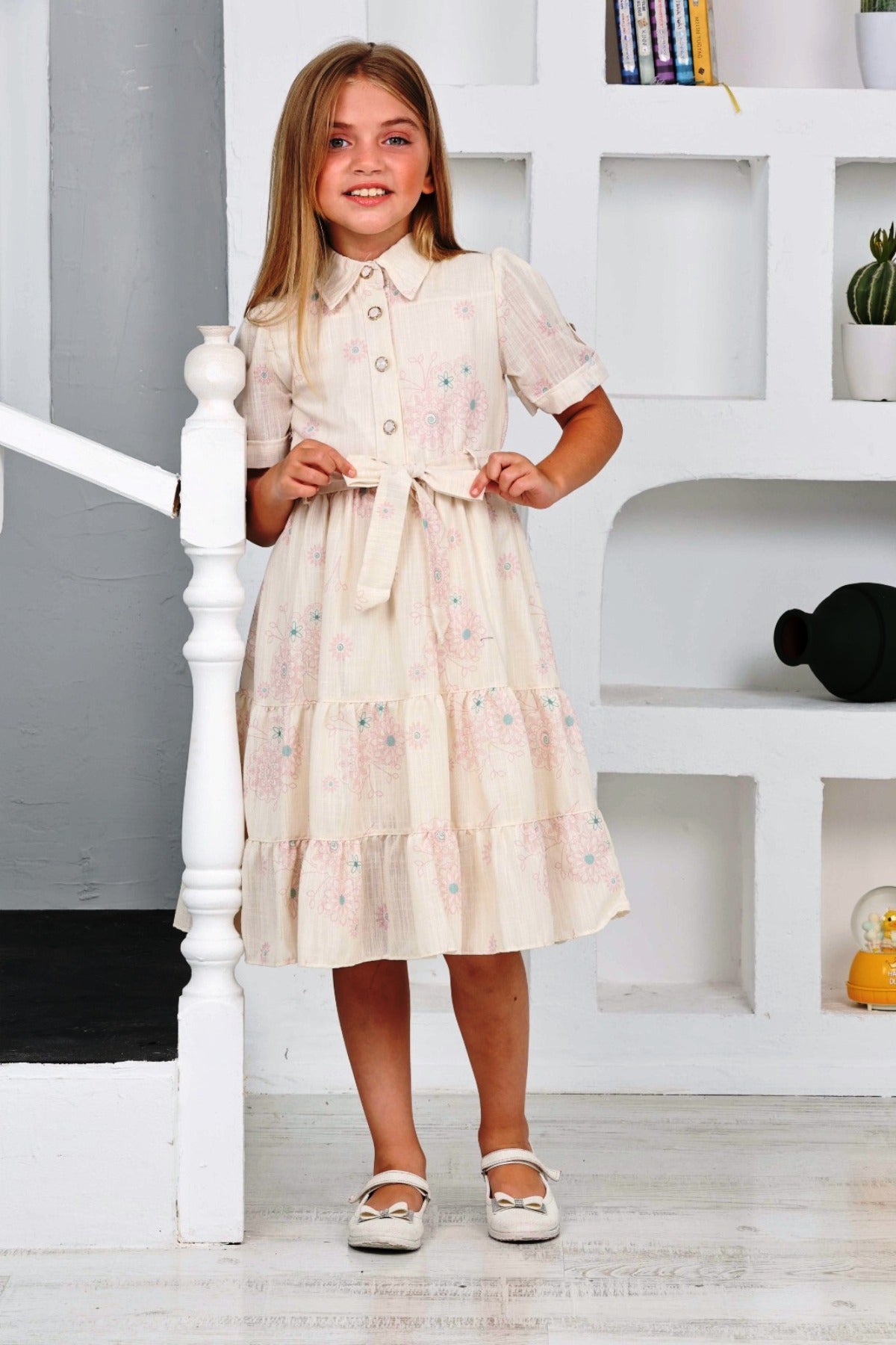 TRENDT MODA KLEID AUS LEINENSTOFF MIT BLUMENMUSTER, VORNE MIT KNÖPFEN, FÜTTERUNG UND GÜRTEL