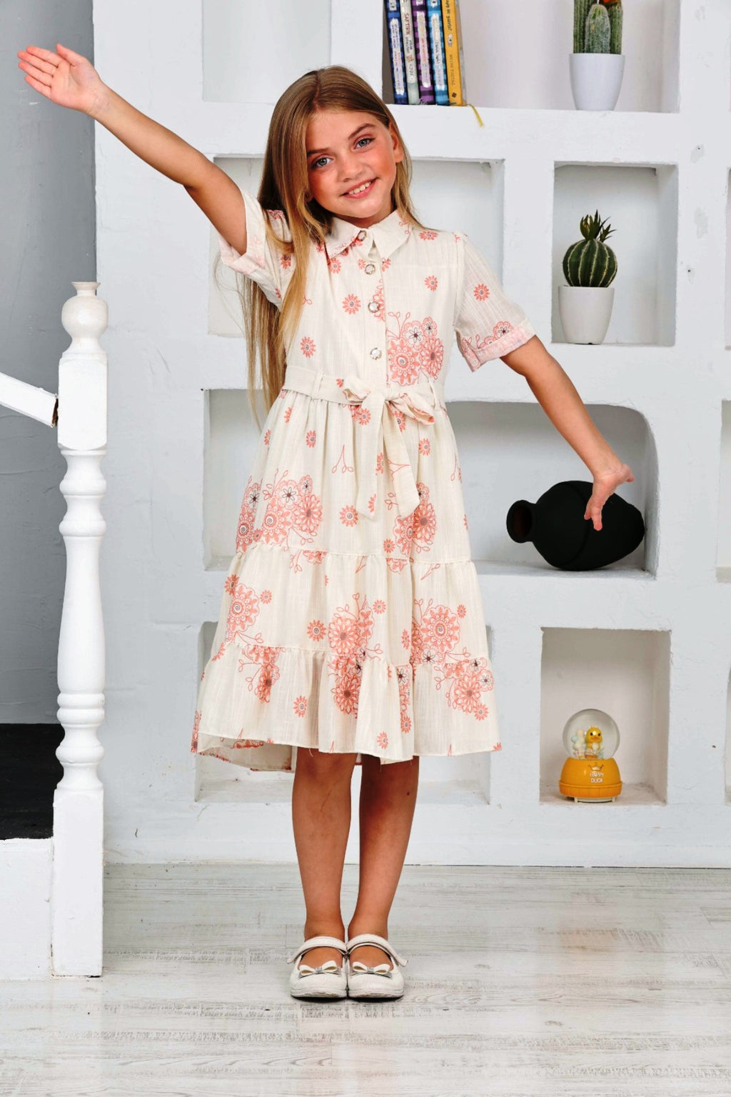 TRENDT MODA KLEID AUS LEINENSTOFF MIT BLUMENMUSTER, VORNE MIT KNÖPFEN, FÜTTERUNG UND GÜRTEL
