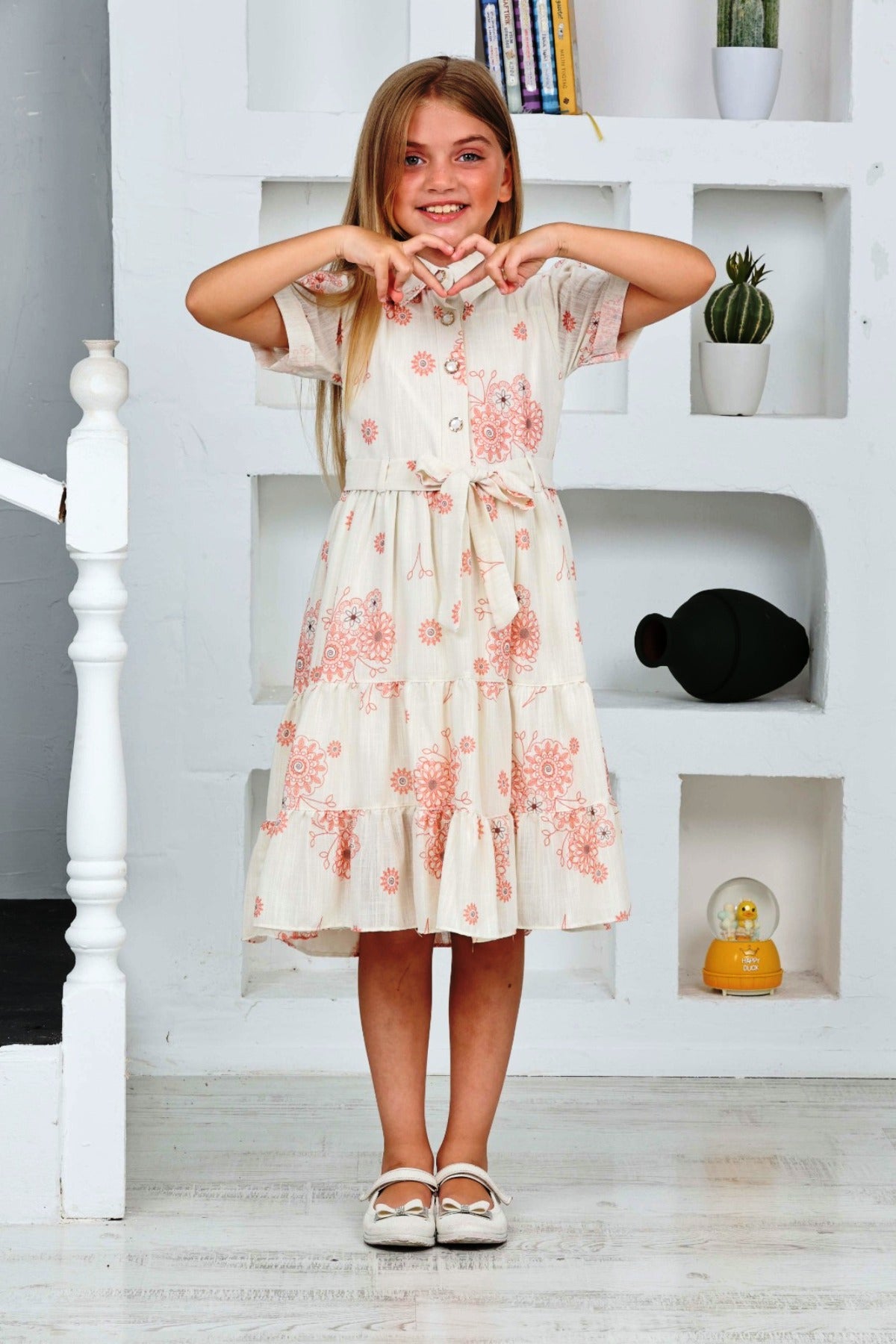 TRENDT MODA KLEID AUS LEINENSTOFF MIT BLUMENMUSTER, VORNE MIT KNÖPFEN, FÜTTERUNG UND GÜRTEL