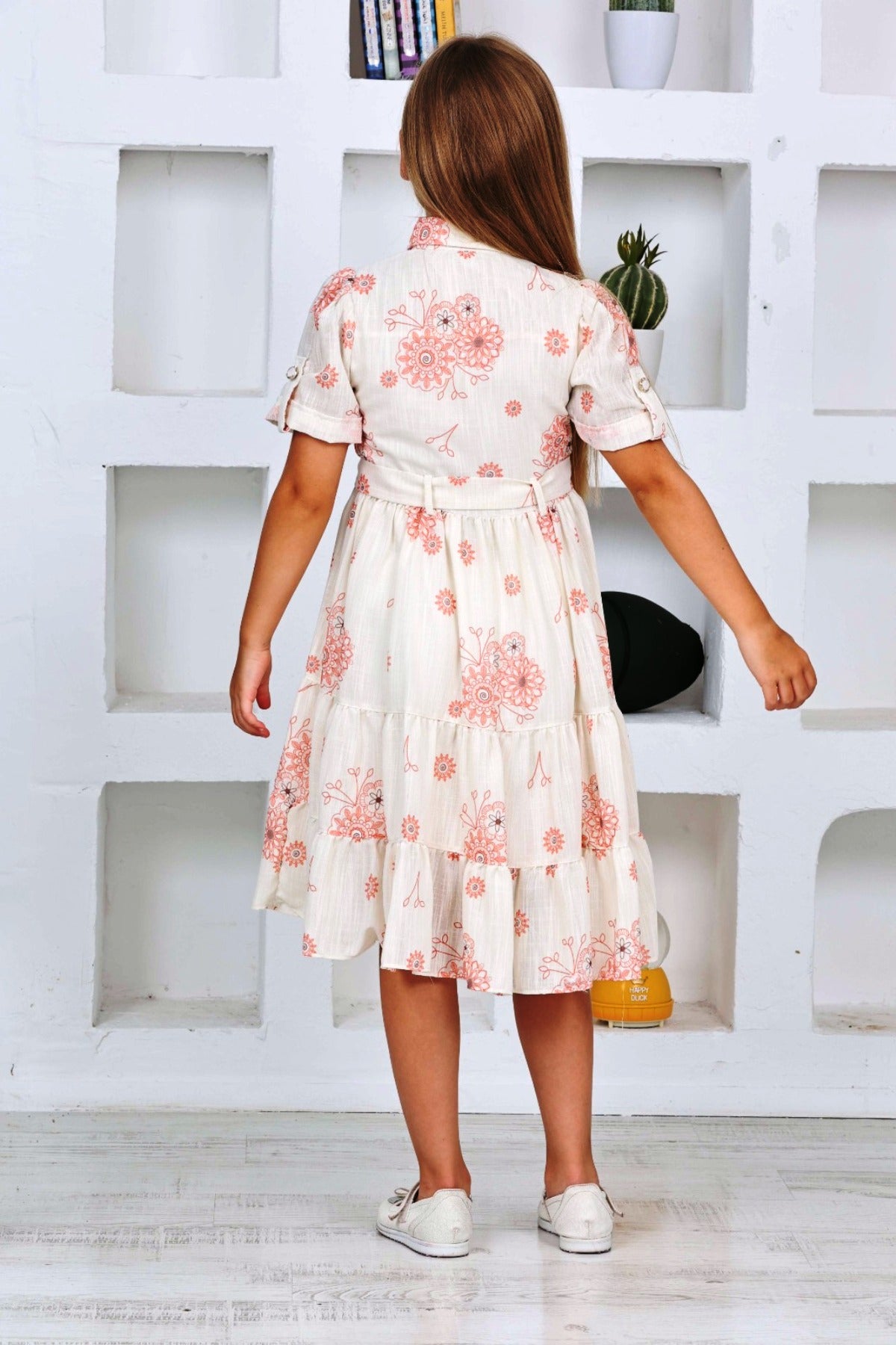 TRENDT MODA KLEID AUS LEINENSTOFF MIT BLUMENMUSTER, VORNE MIT KNÖPFEN, FÜTTERUNG UND GÜRTEL