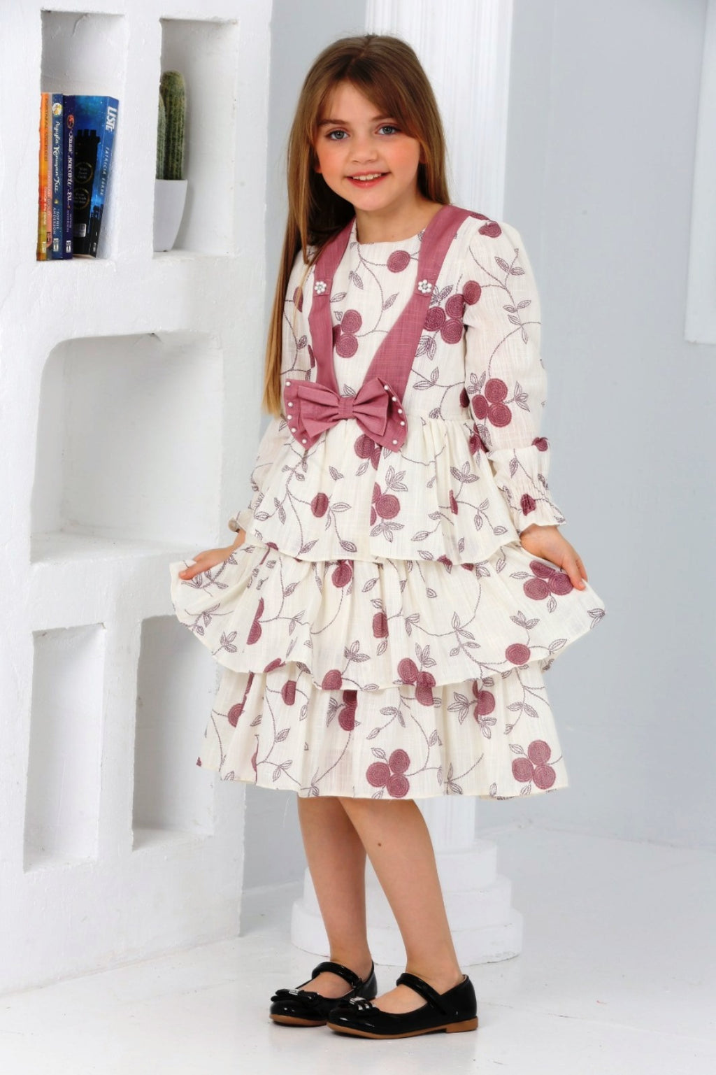 TRENDT MODA ÖNÜ FİYONKLU İNCİLİ ASTARLI KREM ÜZERİNE PEMBE ÇİÇEKLİ ELBİSE
