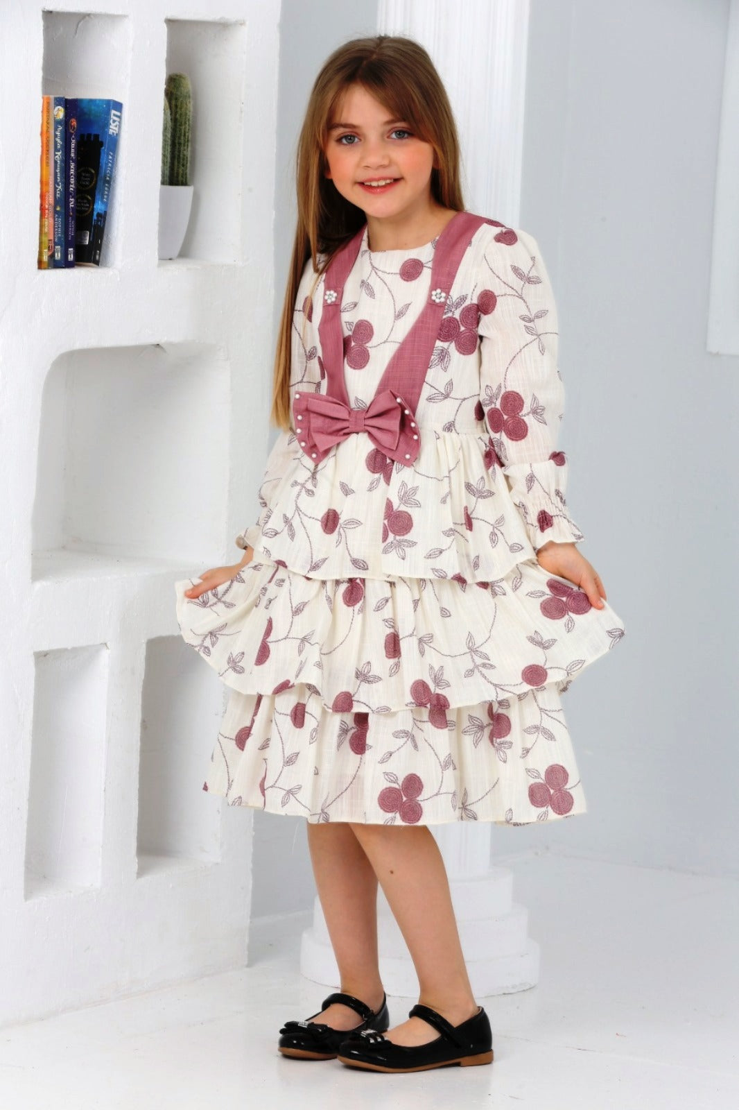 TRENDT MODA ÖNÜ FİYONKLU İNCİLİ ASTARLI KREM ÜZERİNE PEMBE ÇİÇEKLİ ELBİSE