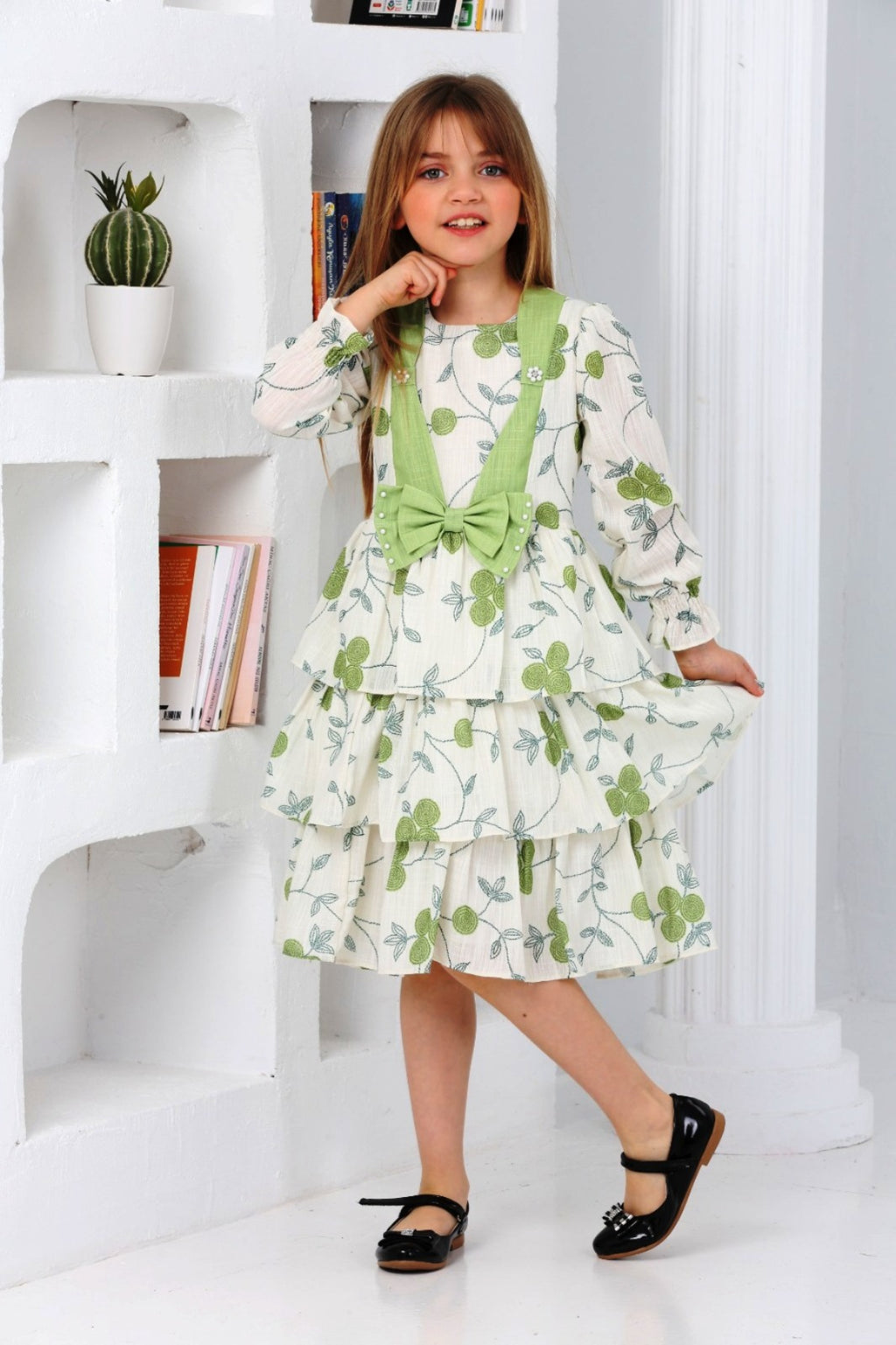 TRENDT MODA ÖNÜ FİYONKLU İNCİLİ ASTARLI KREM ÜZERİNE YEŞİL ÇİÇEKLİ ELBİSE