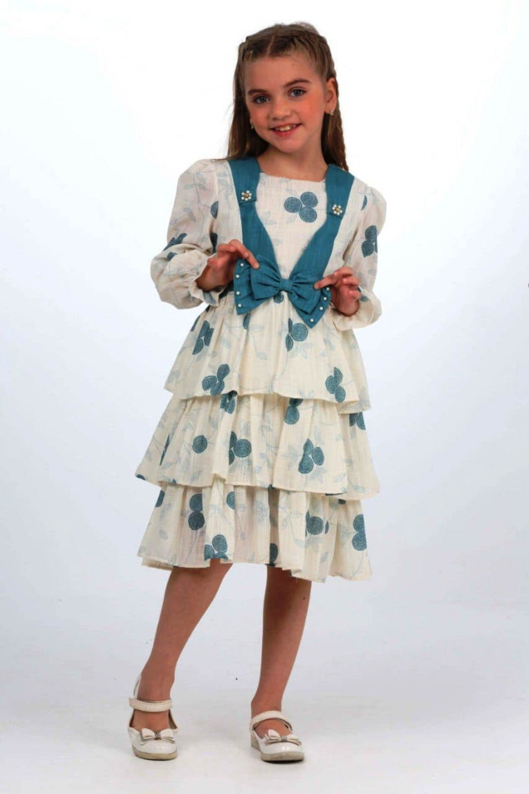 TRENDT MODA ÖNÜ FİYONKLU İNCİLİ ASTARLI KREM ÜZERİNE MAVİ ÇİÇEKLİ ELBİSE