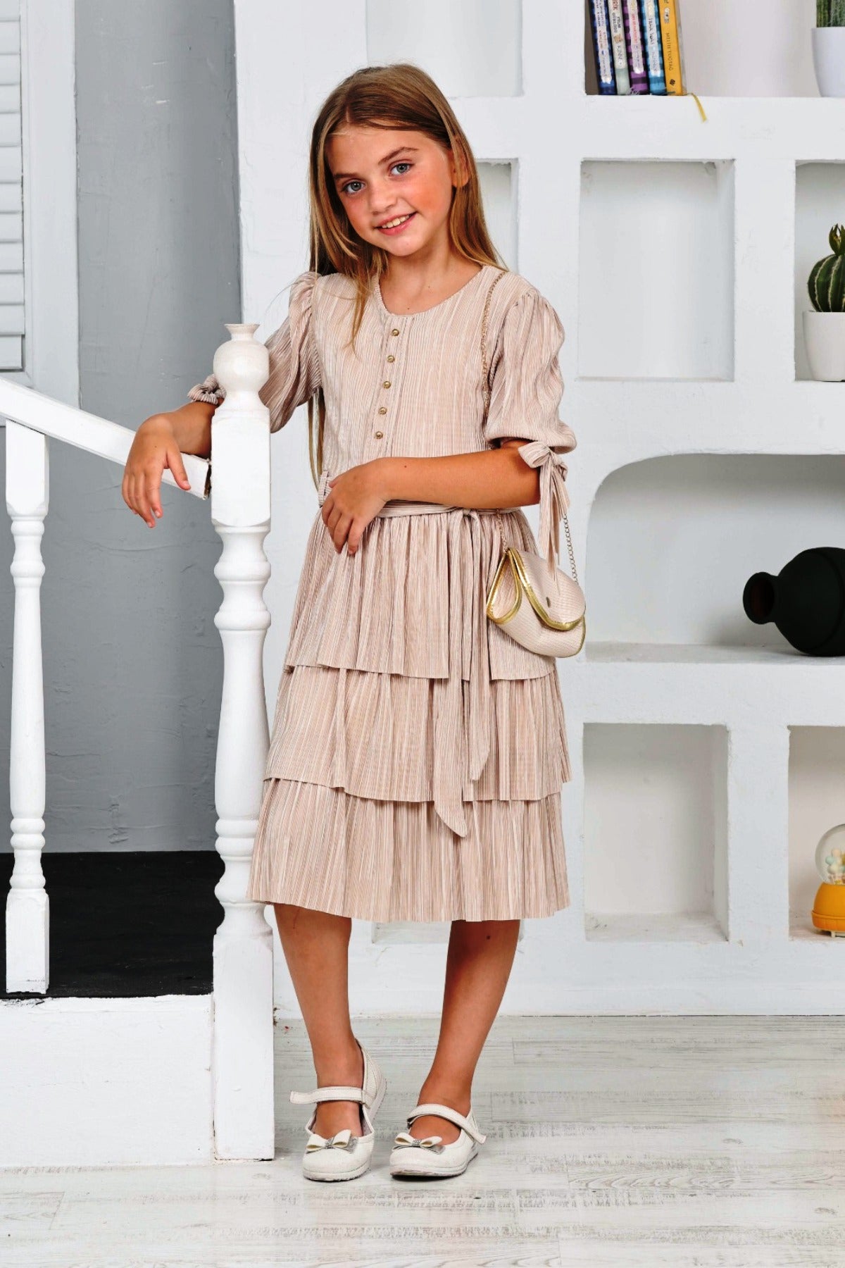 TRENDT MODA BÜRÜMCÜK KUMAŞ ÖNÜ İNCİLİ ARKASI FERMUARLI ÇANTALI KUŞAKLI BEJ RENK ELBİSE