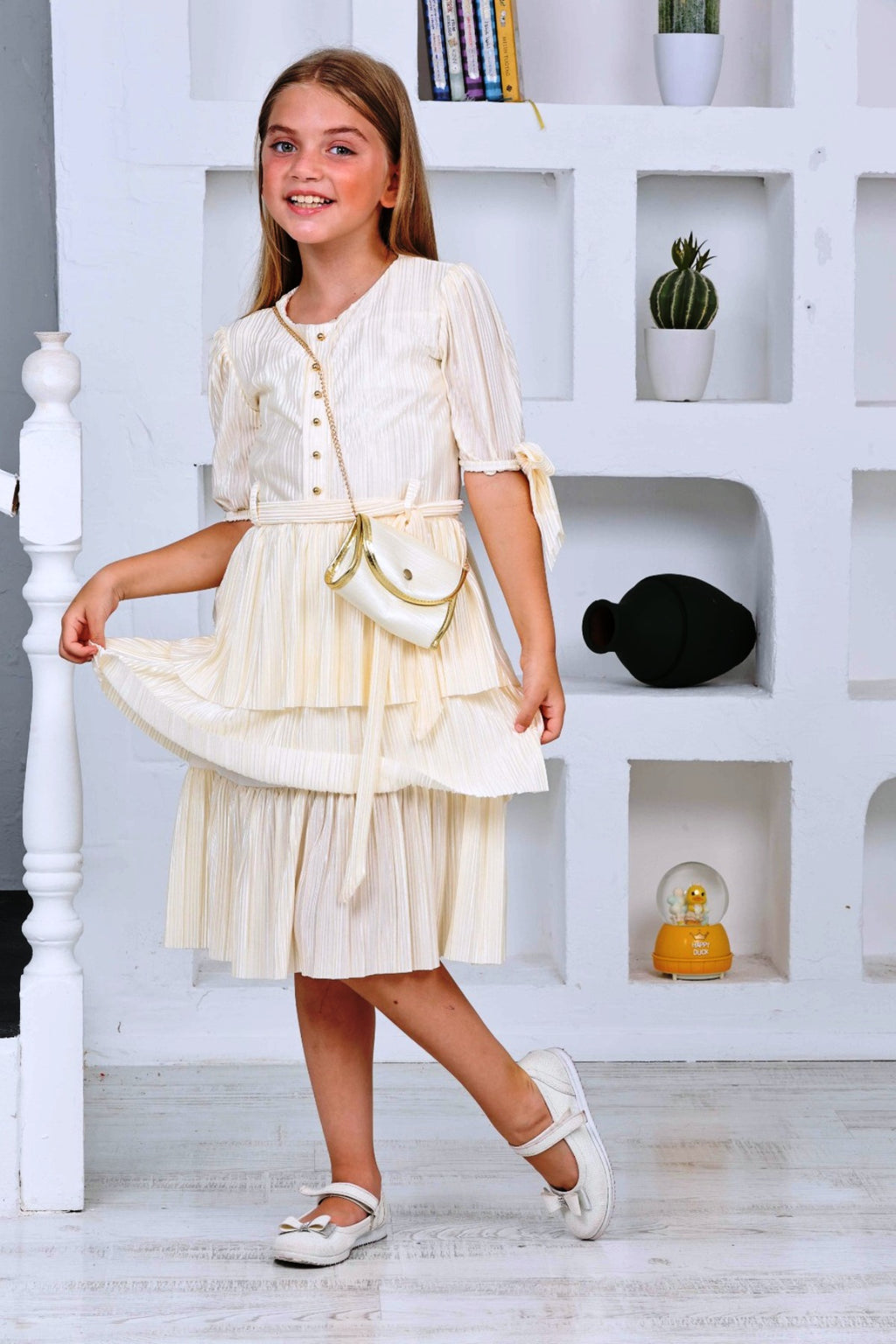 TRENDT MODA KLEID AUS BÜRÜMCÜK-STOFF IN KIREM-FARBE MIT PERLEN VORNE, REISSVERSCHLUSS HINTEN, TASCHE UND GÜRTEL