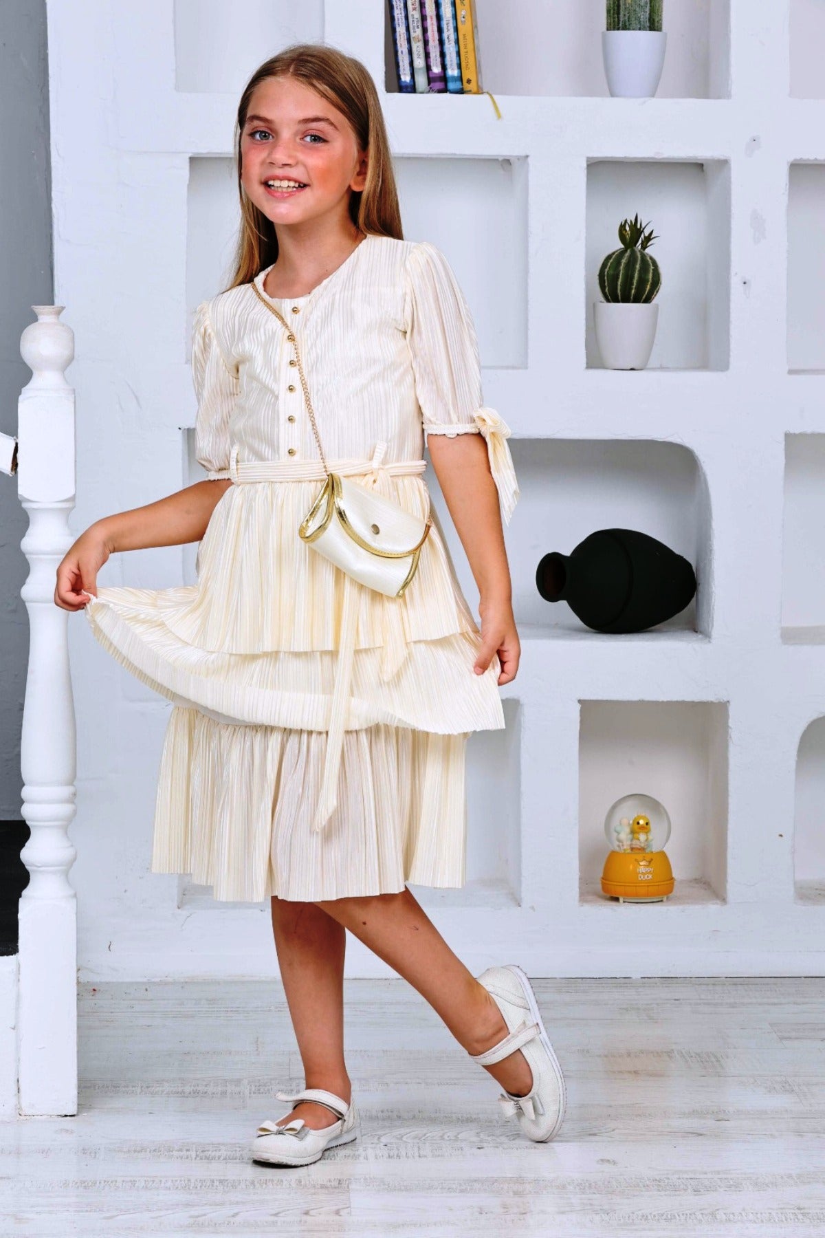 TRENDT MODA KLEID AUS BÜRÜMCÜK-STOFF IN KIREM-FARBE MIT PERLEN VORNE, REISSVERSCHLUSS HINTEN, TASCHE UND GÜRTEL