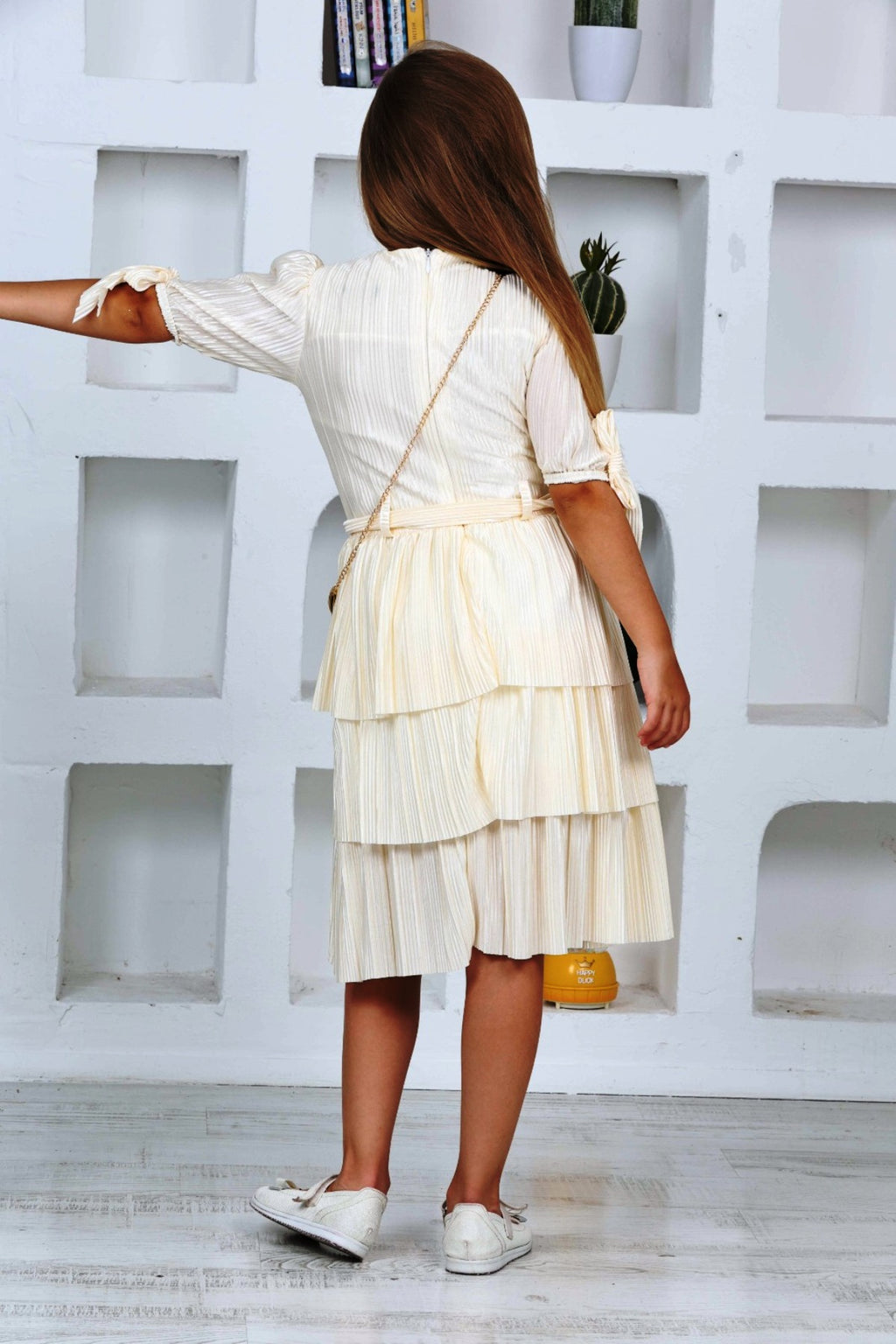 TRENDT MODA KLEID AUS BÜRÜMCÜK-STOFF IN KIREM-FARBE MIT PERLEN VORNE, REISSVERSCHLUSS HINTEN, TASCHE UND GÜRTEL