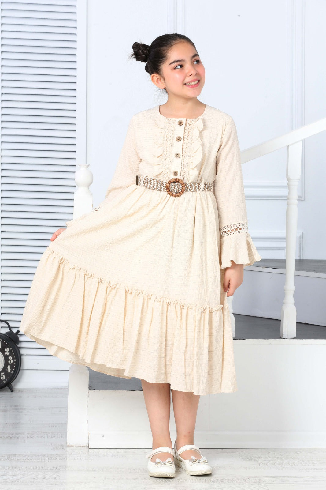 تريدت موضة فستان بحزام وبطانة، بأكمام شبكية مزينة بأزرار من الأمام، باللون البيج