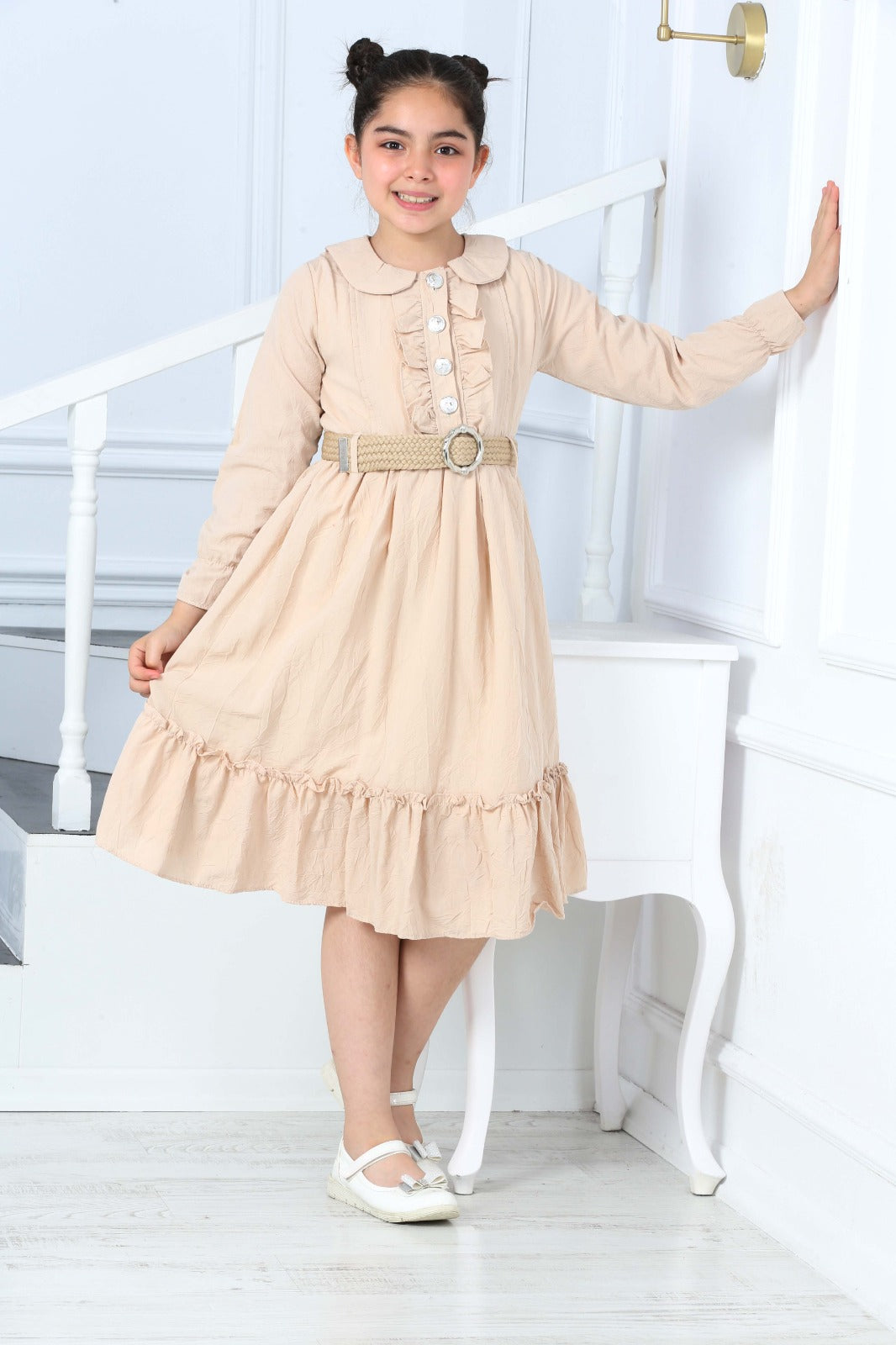 TRENDT MODA  PARLAK DÜGMELİ ÖNÜ FIRFIRLI KEMERLİ ASTARLI UZUN KOL BEJ RENK ELBİSE
