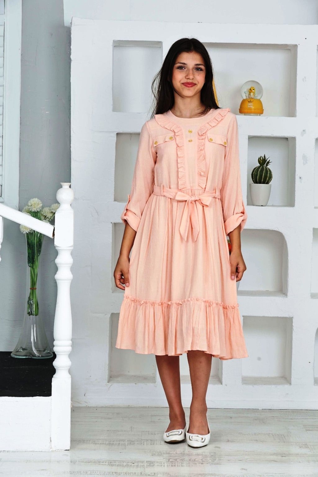 TRENDT MODA LANGÄRMELIGES KLEID IN GRÜN MIT VOLANTS VORNE, KNOPFDETAILS, REISSVERSCHLUSS HINTEN, FÜTTERUNG UND GÜRTEL