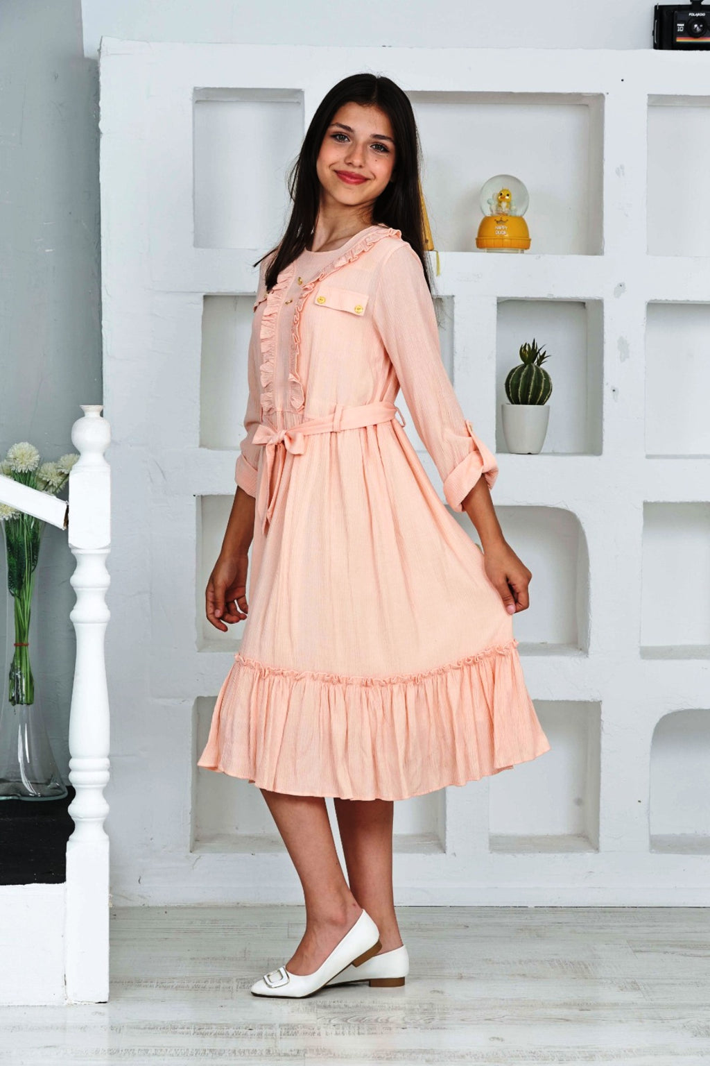 TRENDT MODA LANGÄRMELIGES KLEID IN GRÜN MIT VOLANTS VORNE, KNOPFDETAILS, REISSVERSCHLUSS HINTEN, FÜTTERUNG UND GÜRTEL