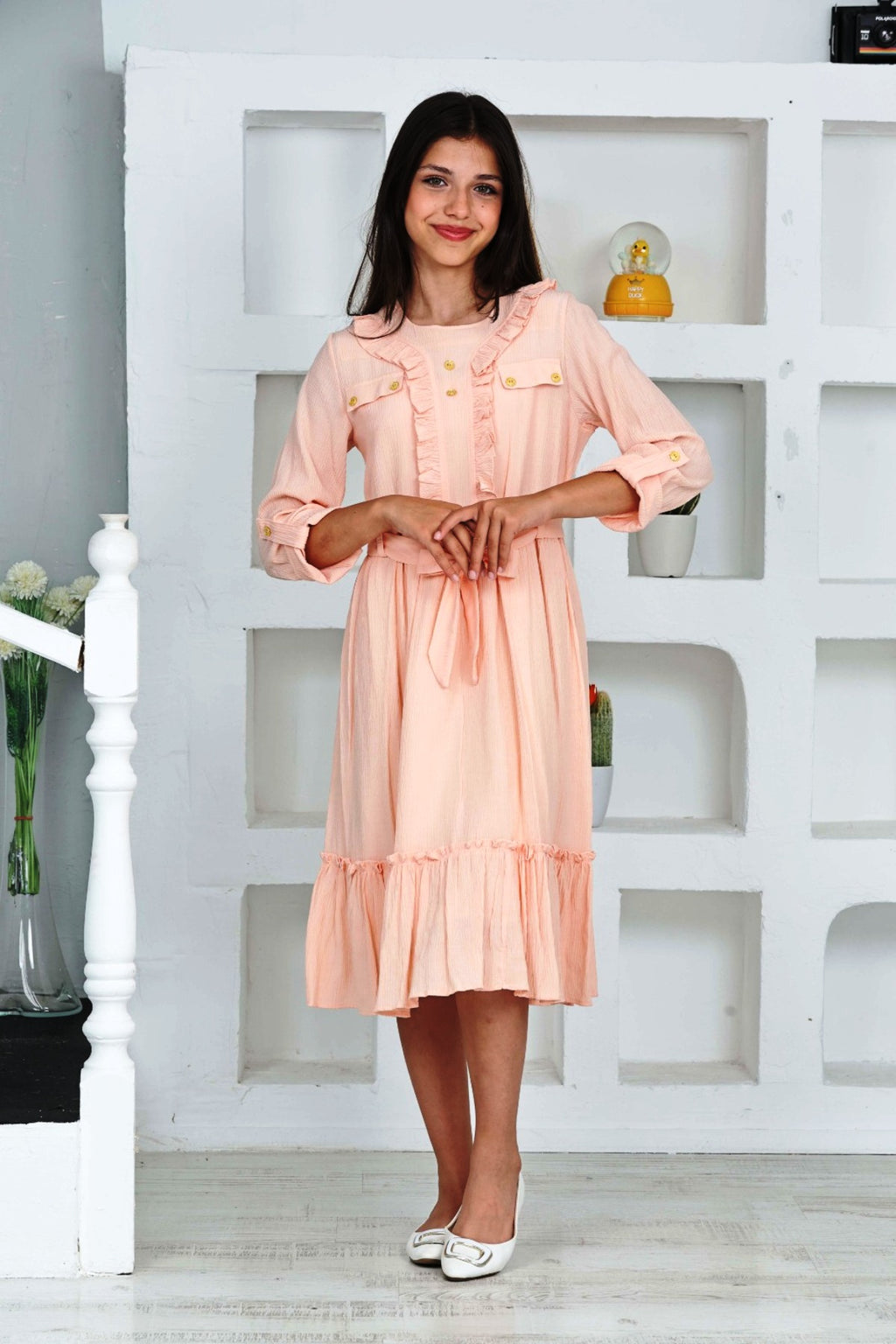 TRENDT MODA LANGÄRMELIGES KLEID IN GRÜN MIT VOLANTS VORNE, KNOPFDETAILS, REISSVERSCHLUSS HINTEN, FÜTTERUNG UND GÜRTEL