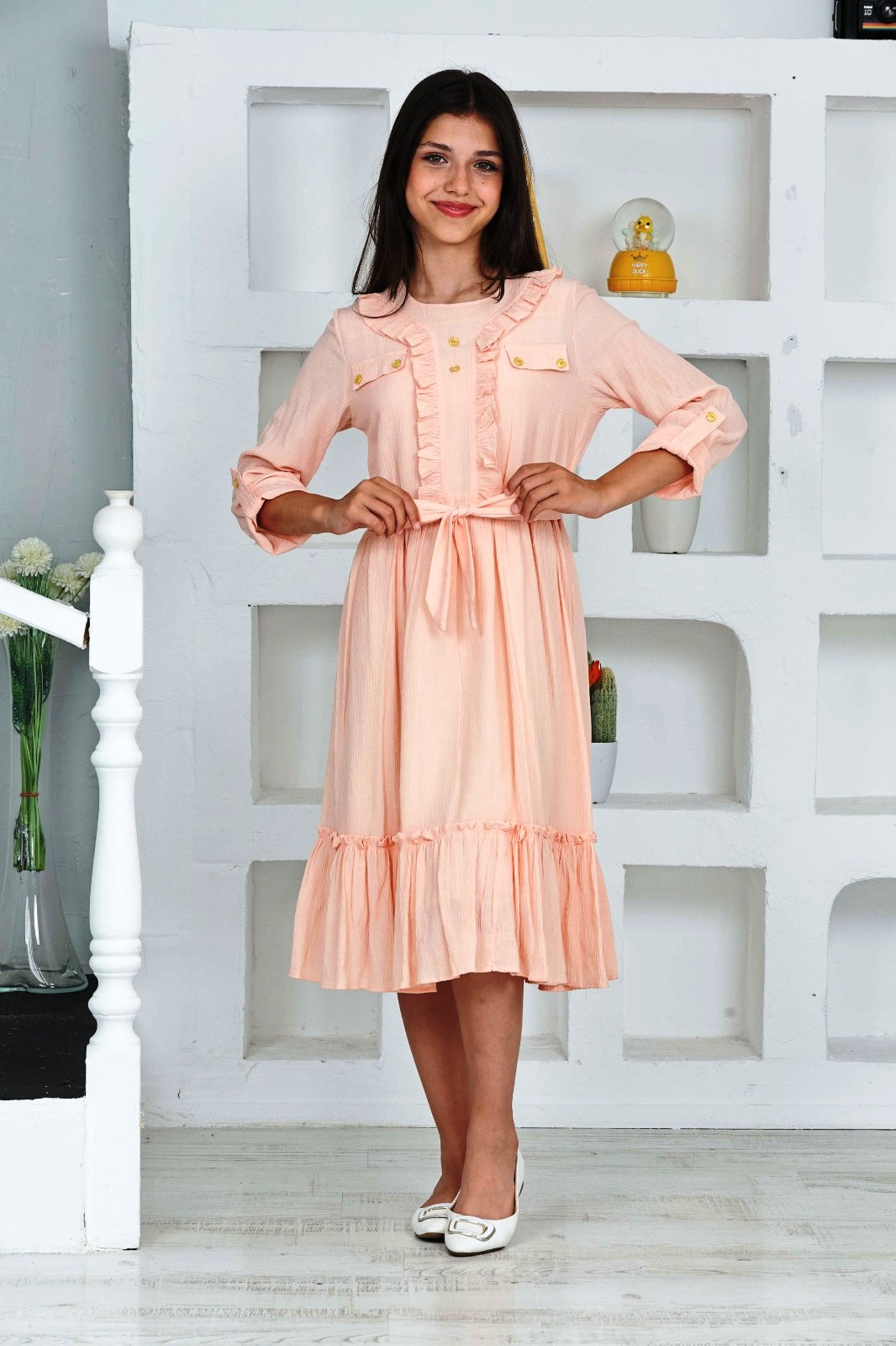 TRENDT MODA LANGÄRMELIGES KLEID IN GRÜN MIT VOLANTS VORNE, KNOPFDETAILS, REISSVERSCHLUSS HINTEN, FÜTTERUNG UND GÜRTEL