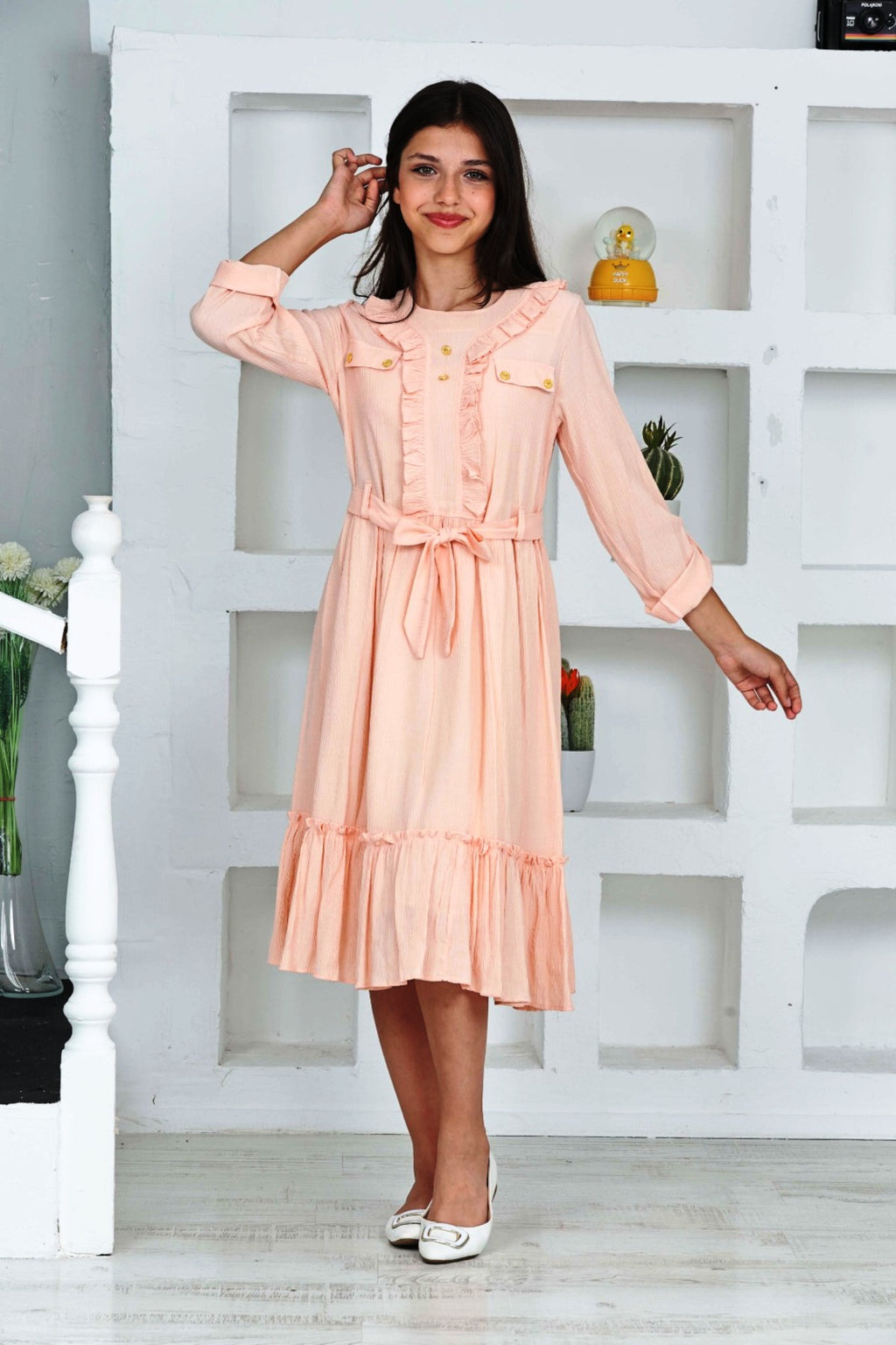 TRENDT MODA LANGÄRMELIGES KLEID IN GRÜN MIT VOLANTS VORNE, KNOPFDETAILS, REISSVERSCHLUSS HINTEN, FÜTTERUNG UND GÜRTEL
