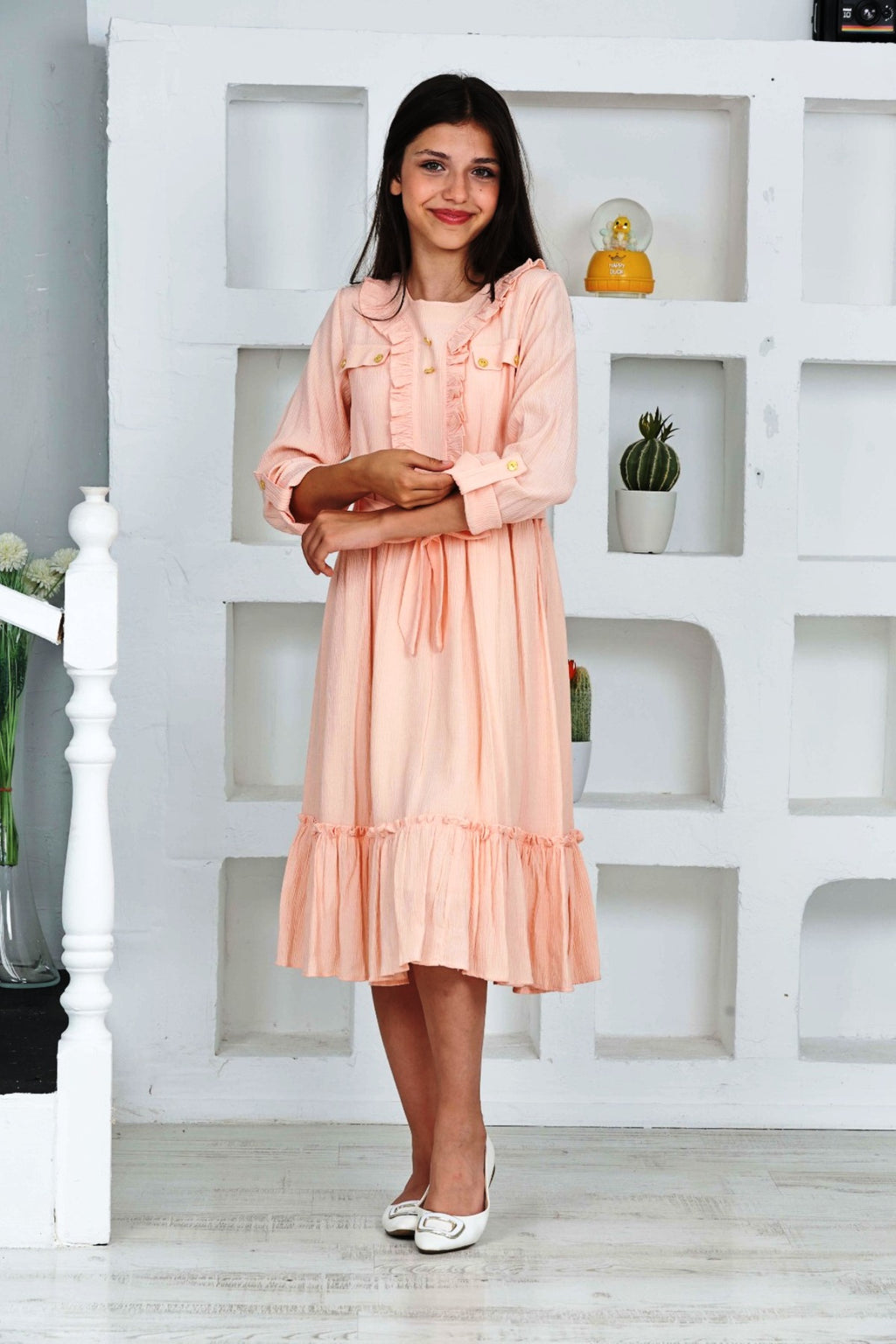 TRENDT MODA LANGÄRMELIGES KLEID IN GRÜN MIT VOLANTS VORNE, KNOPFDETAILS, REISSVERSCHLUSS HINTEN, FÜTTERUNG UND GÜRTEL